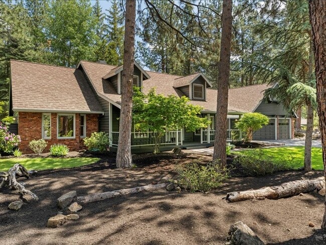 Building Photo - Stunning Custom Home 4 Bedroom in the Gate...