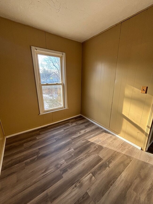 Building Photo - 2 Bedroom 1 Bath (Duplex)