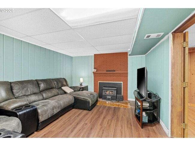 Building Photo - Quarter Acre Comfort