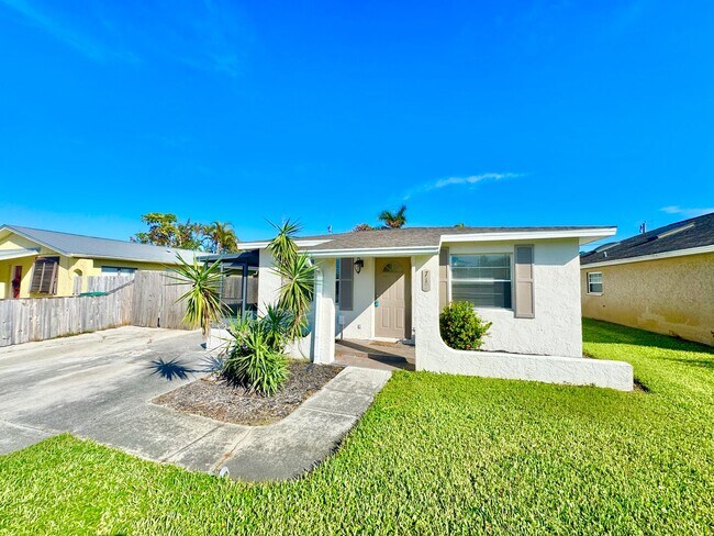 Primary Photo - ** NAPLES PARK ** 3 BED / 2 BATH ** PET OK...