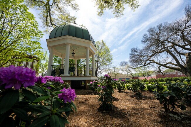 Building Photo - 631 NE Bellingham Dr