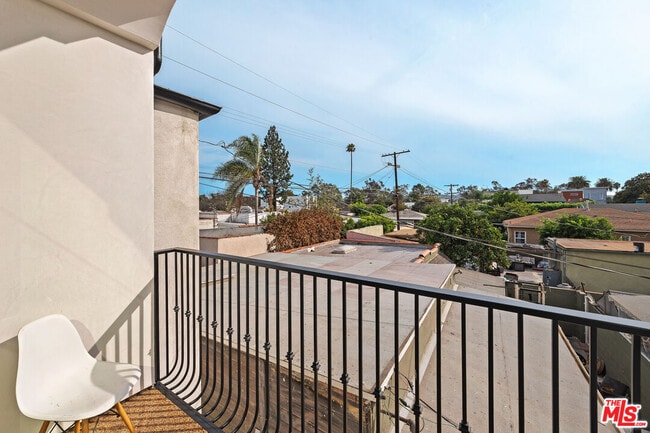 Building Photo - 2326 S Dunsmuir Ave