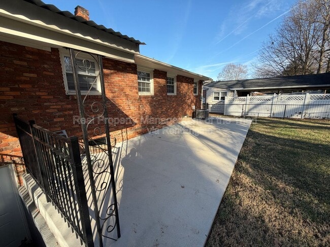 Building Photo - 2748 Lyndhurst Ave