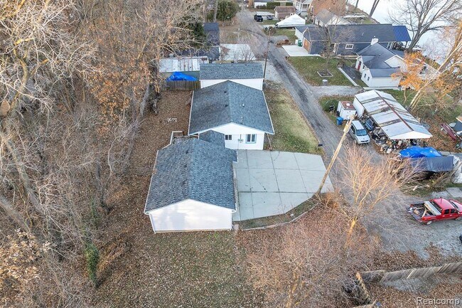 Building Photo - 8165 Leonard Dr