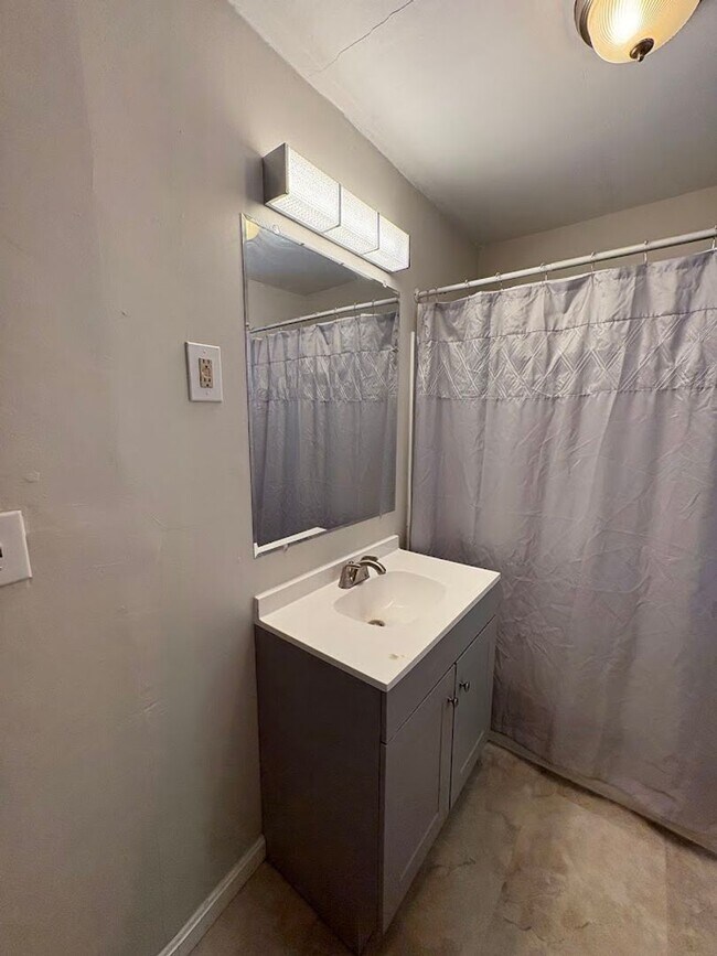 Building Photo - Three bedroom one bathroom home for rent