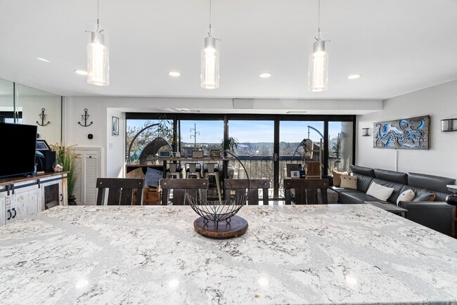 Building Photo - 3558 Shore Dr