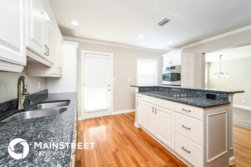 Building Photo - 3750 28th Ave N