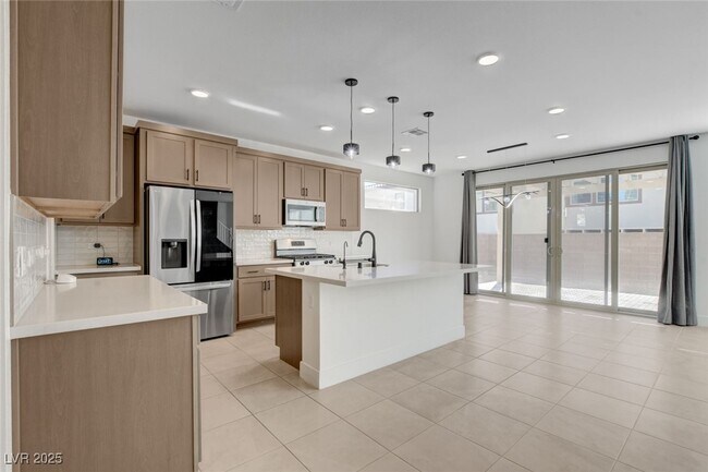 Building Photo - 1305 Azure Jay Ave