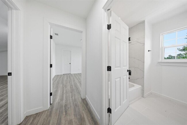 Building Photo - 5005 Cottonwood Cir