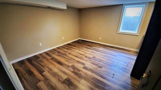 Building Photo - Updated 4 BR / 3 BA SFH w/ Hdwd Flrs, Sunny Porch, 2-car Garage in Robbinsdale!