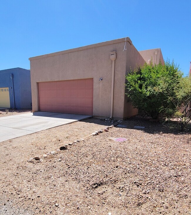 Building Photo - Pet friendly Civano home