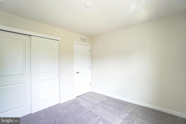 Building Photo - 4823 Lincoln Aly
