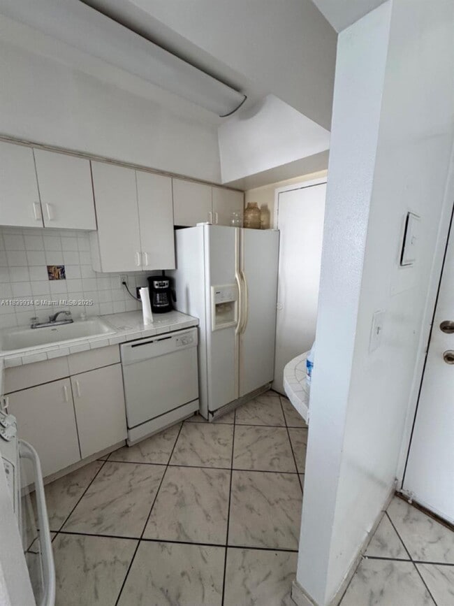 Building Photo - 2899 Collins Ave
