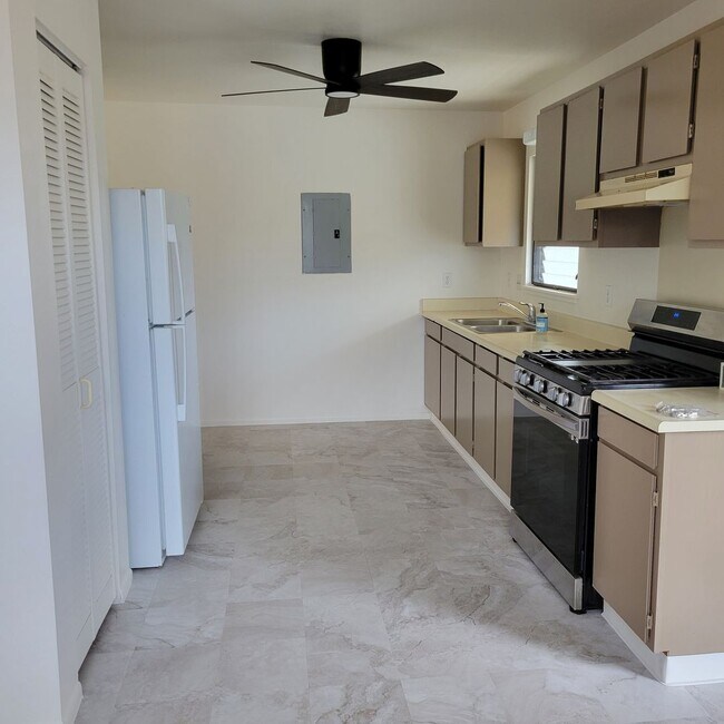 Building Photo - Kapahulu 3 bed, 2 bath single family home