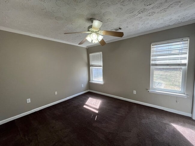 Building Photo - Renovated 3 Bedroom 2 Bath Home for Rent!