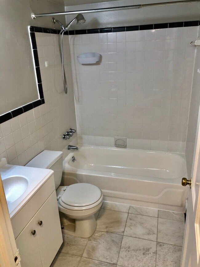 Building Photo - 939 25th St NW