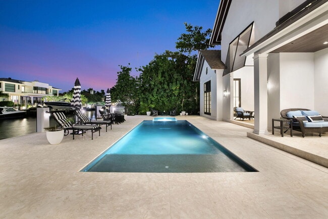 Building Photo - 400 Mola Ave