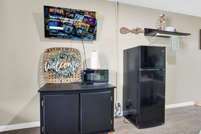 Building Photo - 905 Providence Blvd