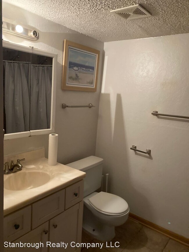 Building Photo - 1 br, 1 bath House - 9527 University Ave U...