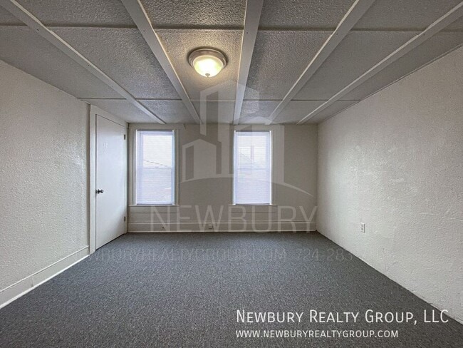 Building Photo - 29 Hickory St