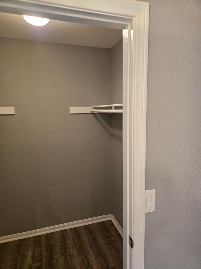 Building Photo - 2 Bedroom 1 Bathroom Condo