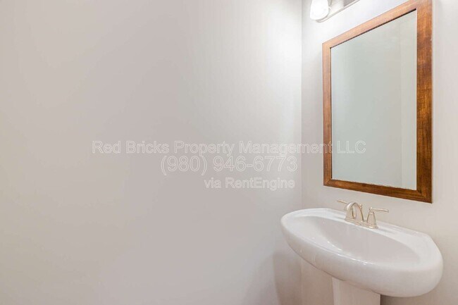 Building Photo - 317 Planters Trace Ln