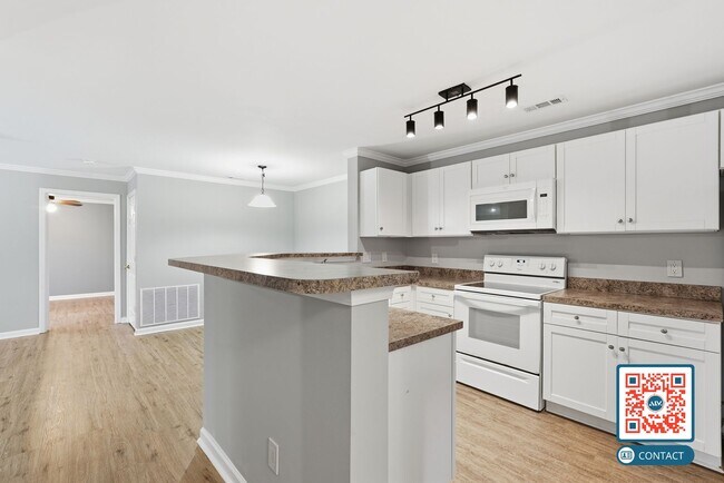 Building Photo - Beautiful Top-Floor Condo in the Heart of Bluffton - $500 Move In Special