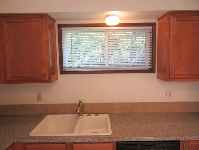 Building Photo - Spacious Two Bedroom Duplex