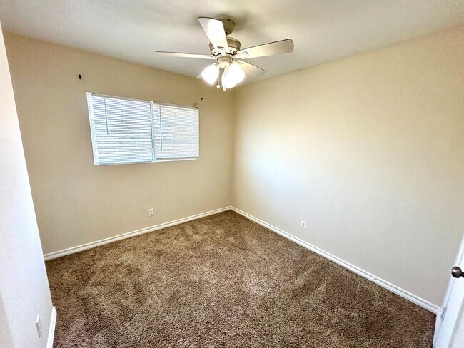Building Photo - AVAILABLE NOW! 3 Bedroom 2.5 Bathroom Town...