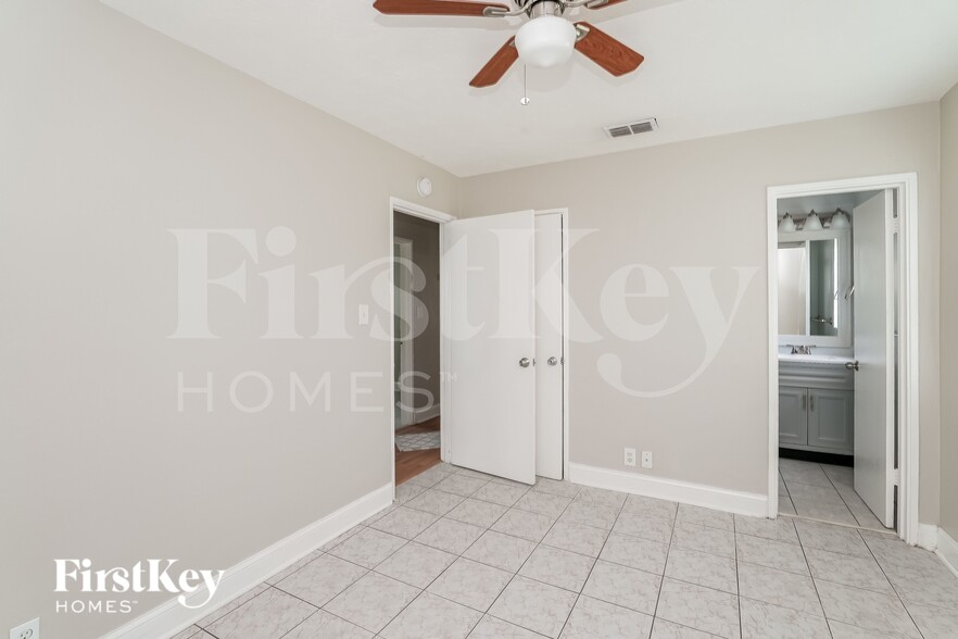 Building Photo - 3805 W Rogers Ave