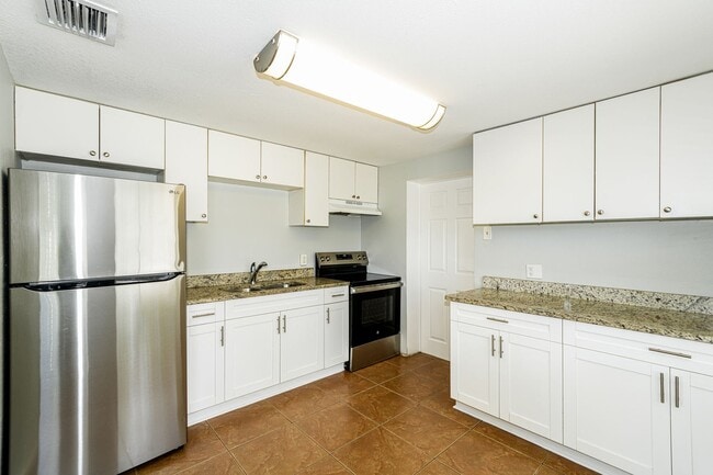 Building Photo - 3 BR/1BA | Newly Renovated Single Family Home | Large yard| In Tampa!