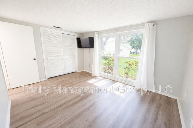 Building Photo - 8605 Wagon Wheel Ln