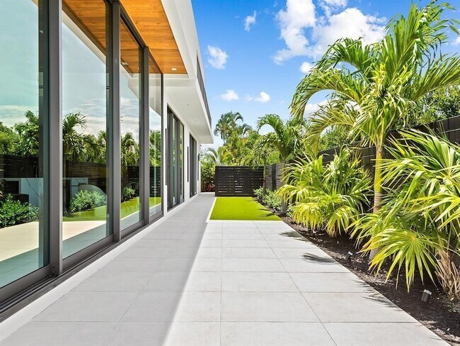 Building Photo - 2657 NE 34th St