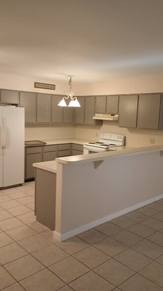 well designed kitchen - 2605 Treasure Hills Blvd