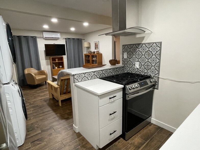 Kitchen looking to living area - 622 Jefferson St NE