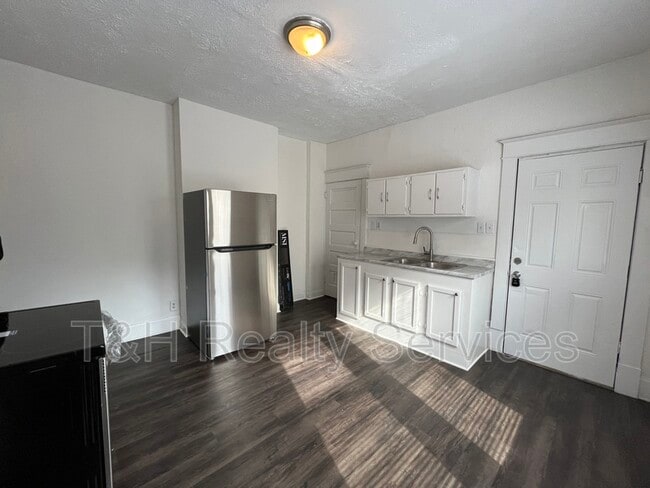 Building Photo - 417 N Rural St