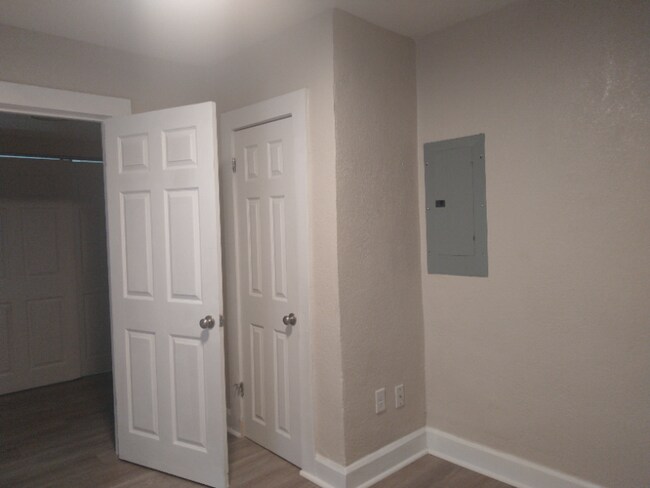 Building Photo - 905 E Osborne Ave