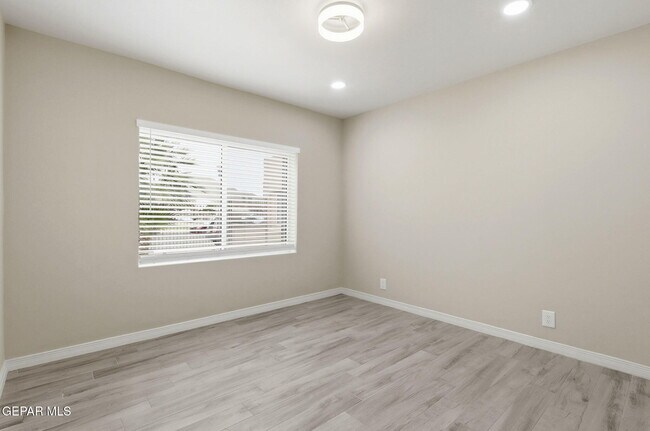 Building Photo - 1310 E San Antonio Ave
