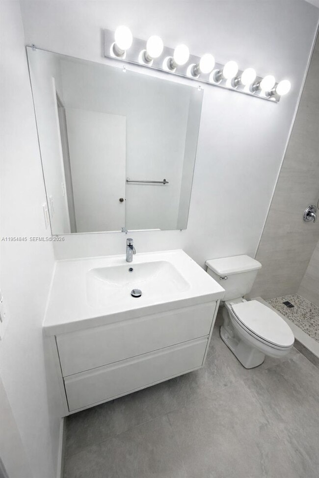 Building Photo - 561 Racquet Club Rd