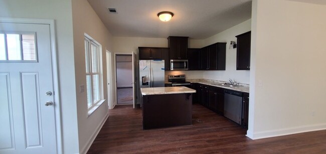 Building Photo - **RATE DROP ALERT & MOVE-IN SPECIAL: $300 ...