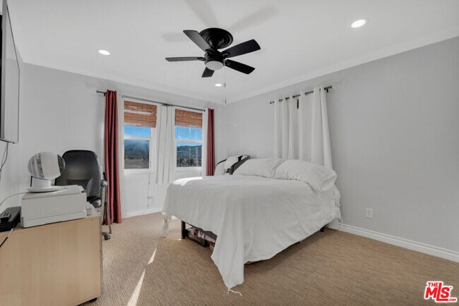 Building Photo - 18209 Sierra Hwy