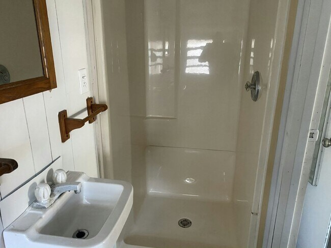 Building Photo - 5 Crest Ave