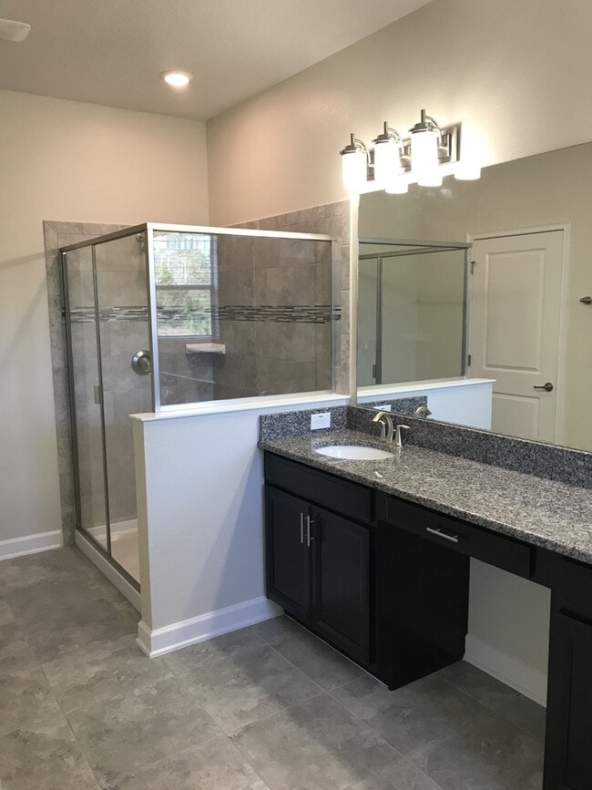 Building Photo - NEWER 3/2 Plus Den Home at The Oaks in Mos...