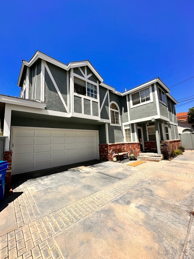 Building Photo - 2219 Gates Ave