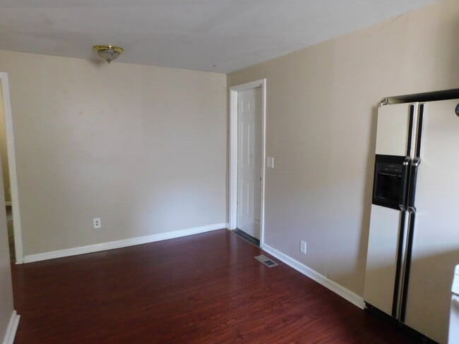 Building Photo - Private Entry Lower Unit of Duplex near Water