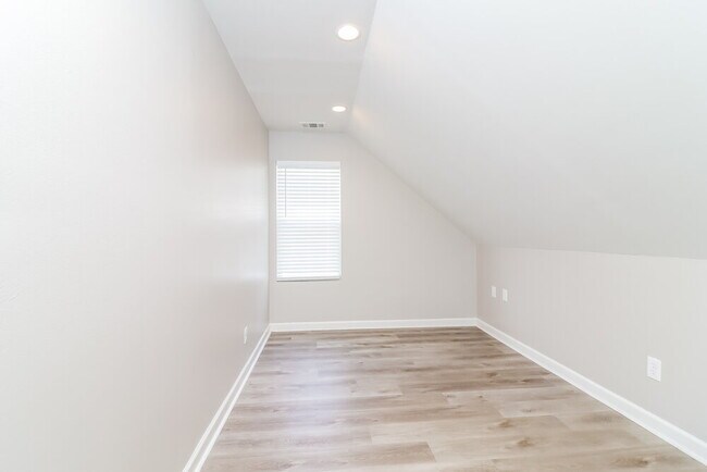 Building Photo - 350 Prescott Ct