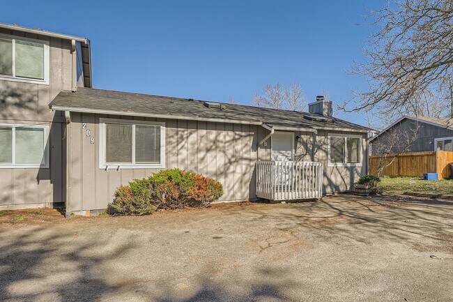 Building Photo - 209 E 36th St