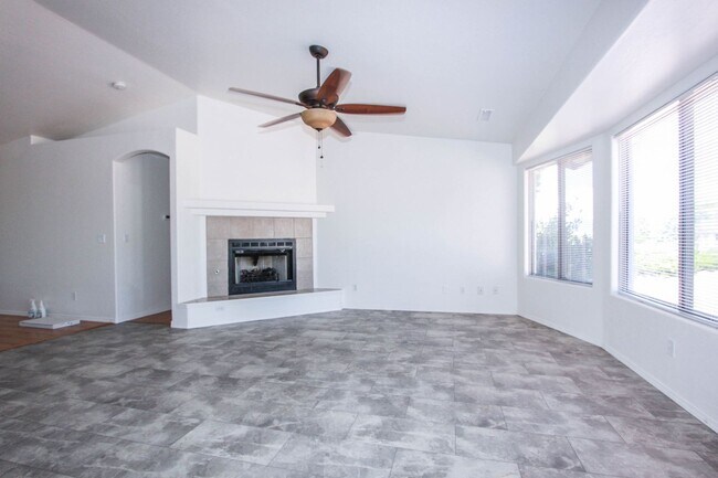 Building Photo - 4266 N Saratoga Dr