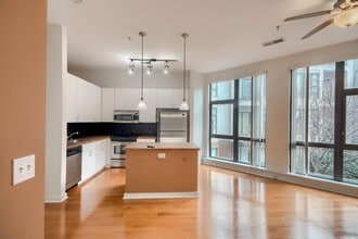 Building Photo - 525 E 6th St