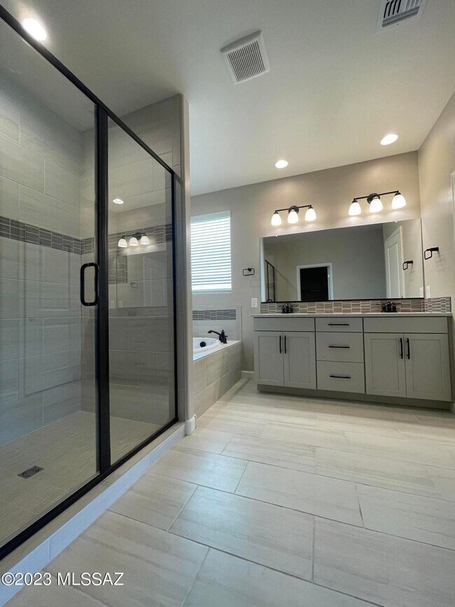 Building Photo - 4 Bed / 3 Bath Energy-efficient home! High...